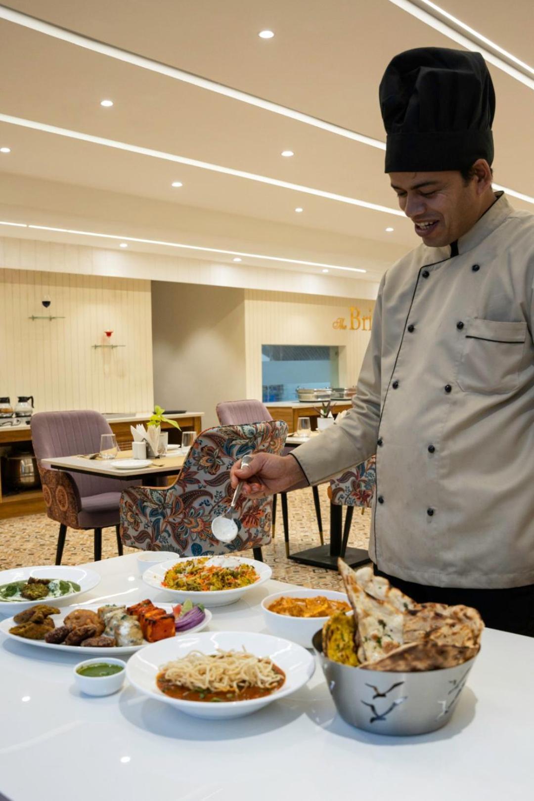 Clarks Inn Suites Agra Near Tajmahal ภายนอก รูปภาพ