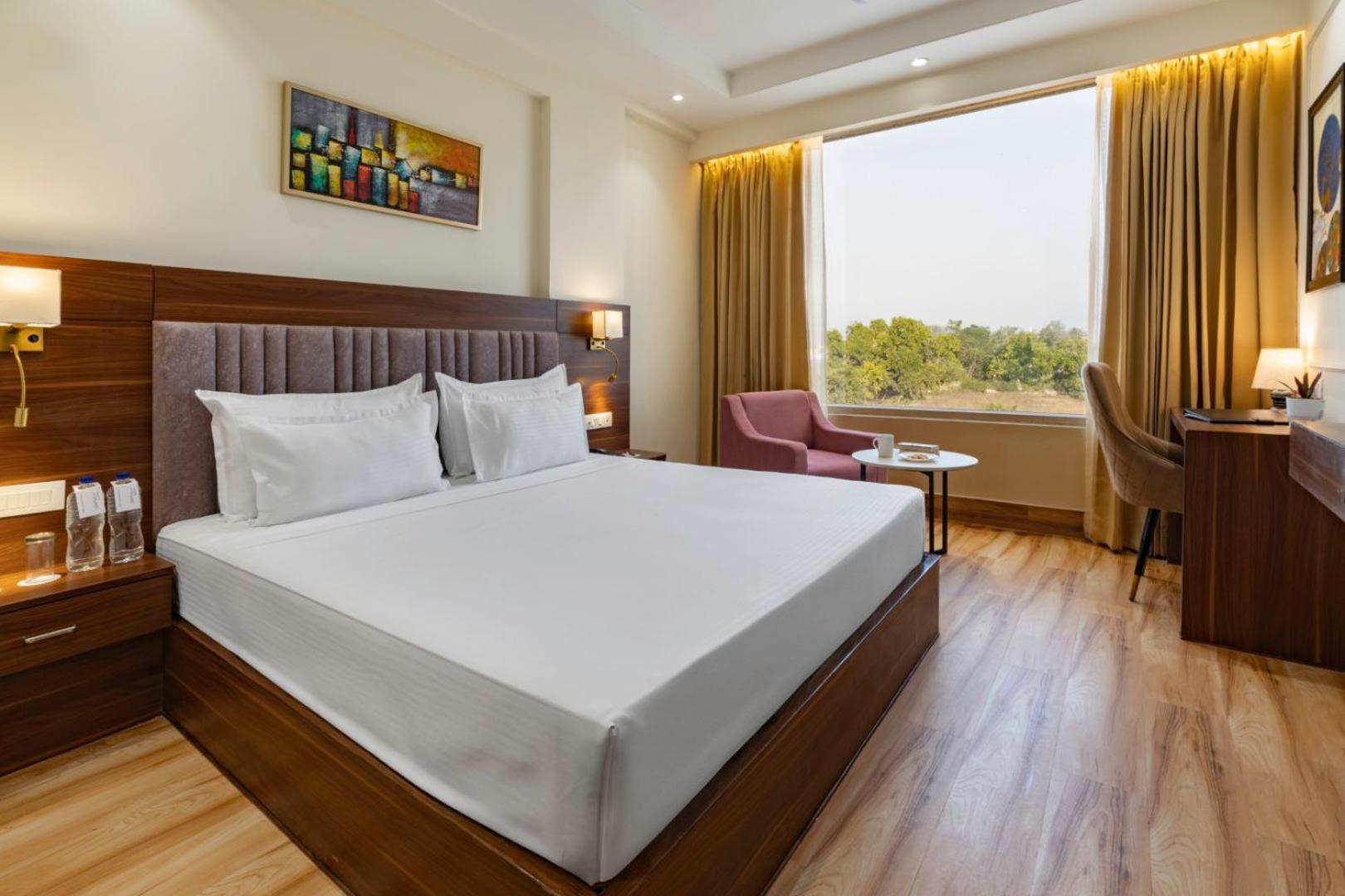 Clarks Inn Suites Agra Near Tajmahal ภายนอก รูปภาพ